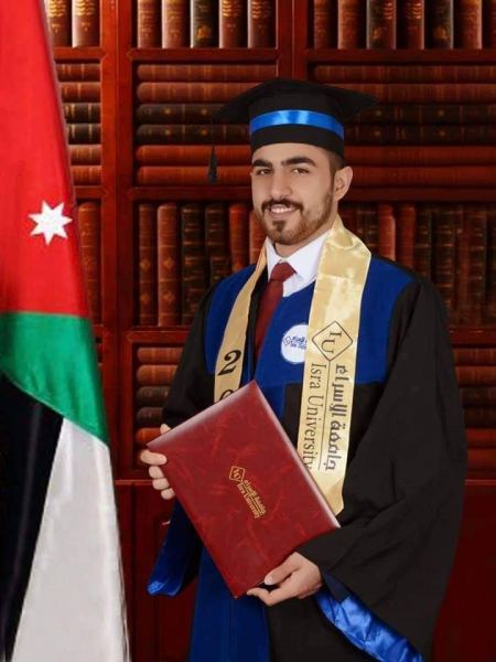 نهنئ ابن العم محمود عصام محمد جرار بمناسبة تخرجه