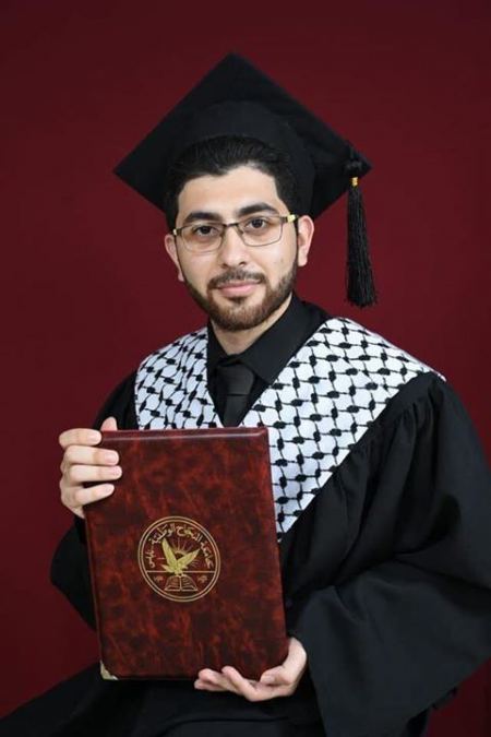 الدكتور حذيفة سائد الحاج احمد مبارك التخرج