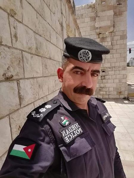 نهنئ ابن العم ربيع محمد نجيب عبداللطيف جرار بمناسبة ترفيعه إلى رتبة ملازم أول