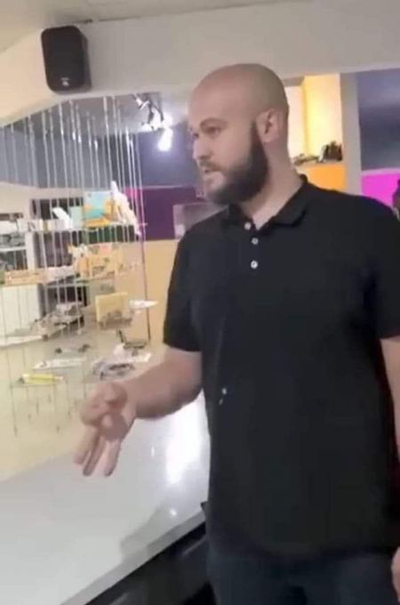 اشادة كبيرة بالشاب ( يمان بسام جرار) والذي قام على راس وفد من الشباب بمنع حفل للشواذ في رام الله