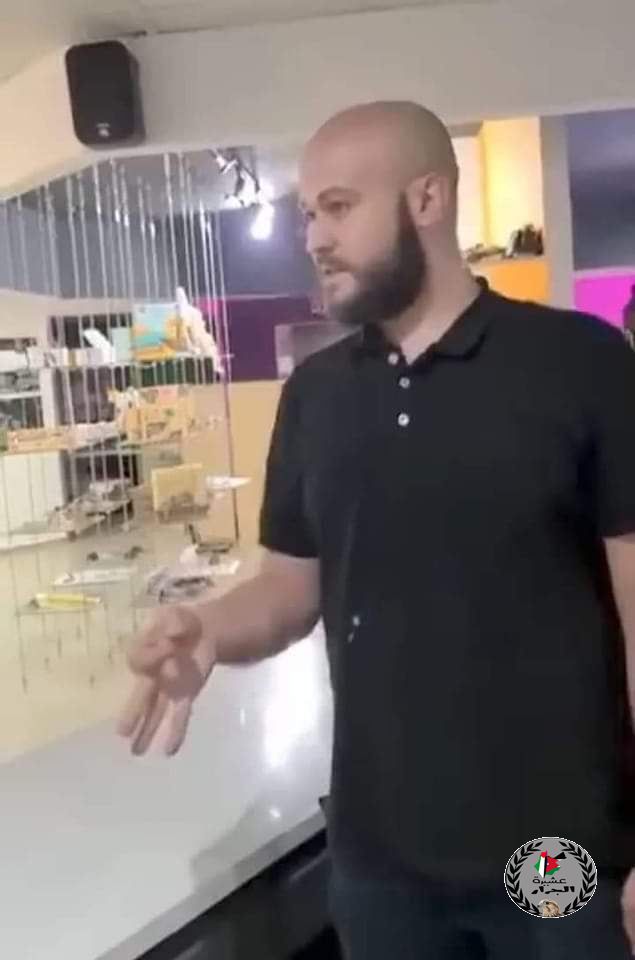 اشادة كبيرة بالشاب ( يمان بسام جرار) والذي قام على راس وفد من الشباب بمنع حفل للشواذ في رام الله