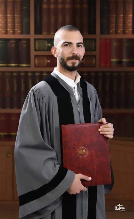 نهنئ ابن العم الدكتور الدكتور عبادة رفعت طلال جرار بمناسبة التخرج 