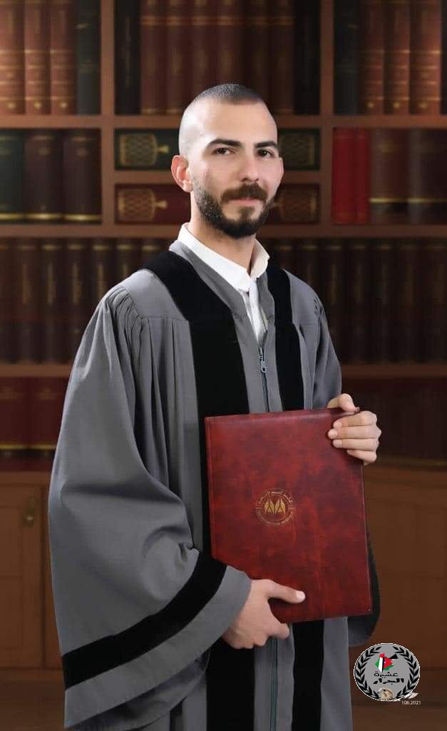 نهنئ ابن العم الدكتور الدكتور عبادة رفعت طلال جرار بمناسبة التخرج 