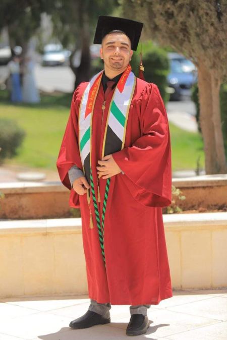 نهنئ ابن العم براء ياسر جرار بمناسبة التخرج 