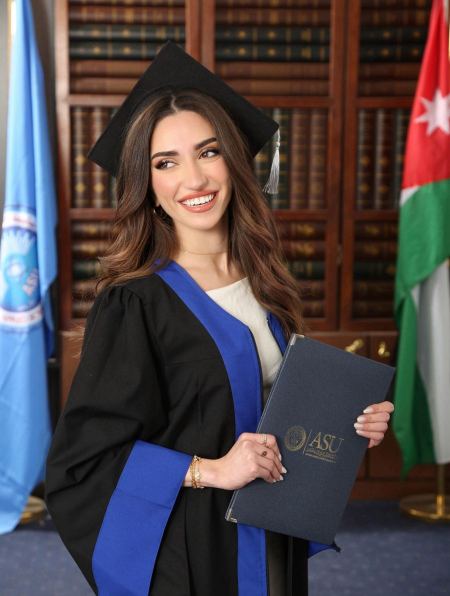 نهنئ بنت العم لين احمد توفيق جرار بمناسبة التخرج 