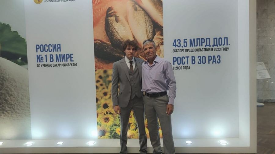 نهنئ ابن العم الدكتور بشار عبد السلام جرار بمناسبة التخرج 