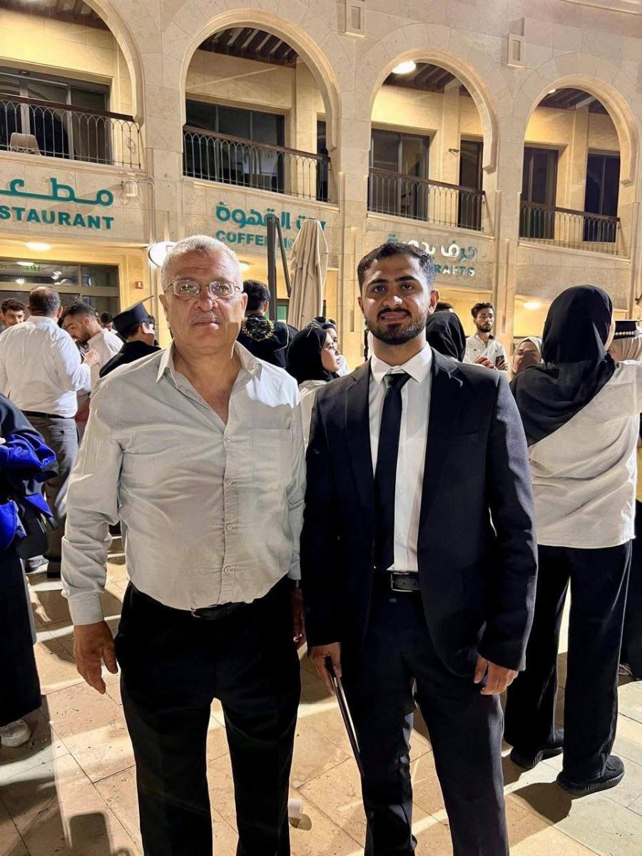 نتقدم بالتهنئة إلى الاخ العزيز خليل عصمت خليل جرار بمناسبة التخرج 