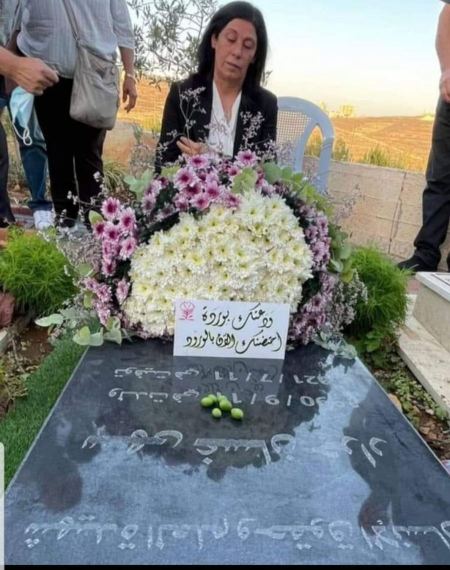 الحرة خالدة جرار على ضريح ابنتها سهى جرار التي توفيت وهي في السجن .