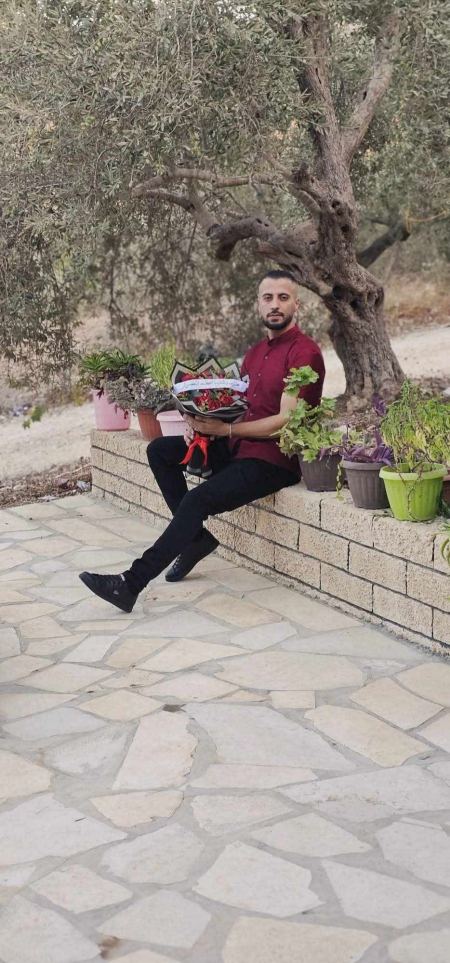 نهنئ ابن العم راشد عزام جرار بمناسبة الخطوبة