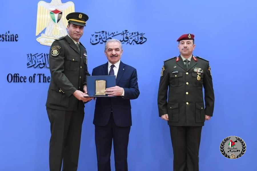 وزارة الداخلية الفلسطينية تمنح ميدالية المثابرة العسكرية لرائد محمد فايز كساب جرار 
